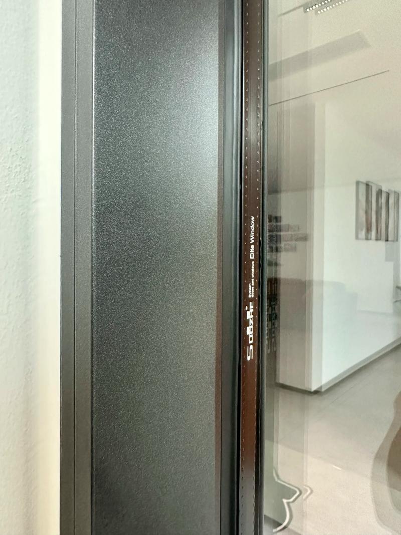 封阳台天花板外开+窄框大玻璃 索哲门窗的系统门窗安装优势解析